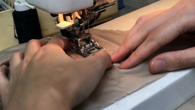 Прорезной карман на молнии для пальто-бомбера из двухсторонней стёжки смотреть онлайн