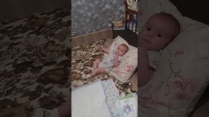 Малыш икает - Baby boy get the hiccups