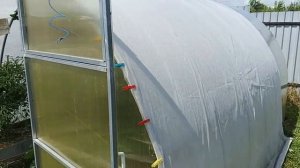 Простейшая защита теплицы из поликарбоната, от солнца и града