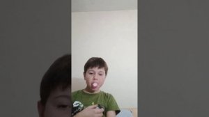 Учу надувать пузырь из жвачки.