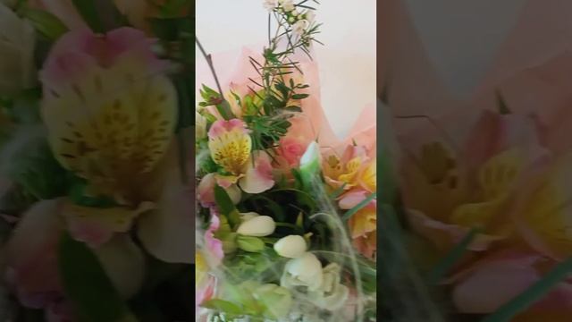 весенний букет с белыми ирисами и веточками вишни смотреть онлайн