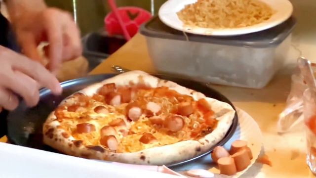 #pizza z parówką zupą chińską i jajkiem смотреть онлайн