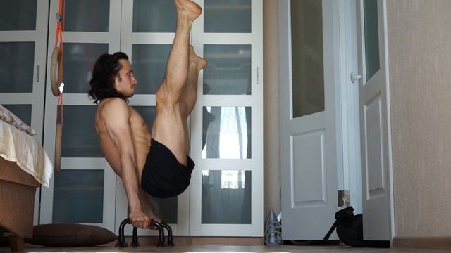 высокий угол с разведенными ногами