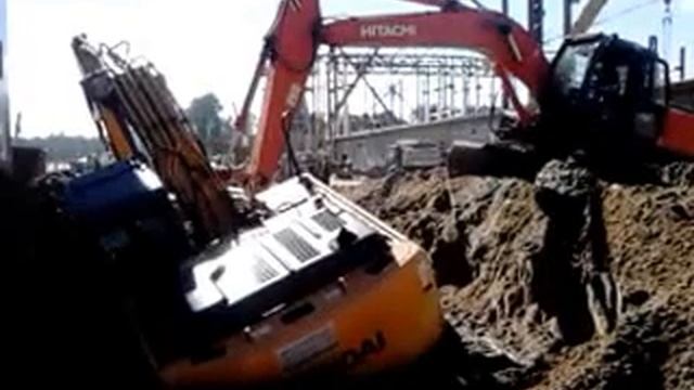 утопили Экскаватор Hyundai в траншее смотреть онлайн