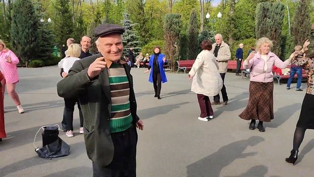 ТЕЧЕ РІЧКА! ТАНЦЫ В ПАРКЕ ? ХАРЬКОВ АПРЕЛЬ 2023 смотреть онлайн