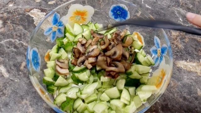 САЛАТ С ГРИБАМИ смотреть онлайн
