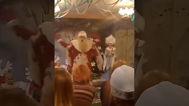 Дед Мороз жжёт на детском утреннике смотреть онлайн