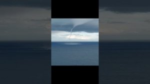 🌊🌪️🌪️Два водяных смерча у побережья региона Апулия, Италия🇮🇹