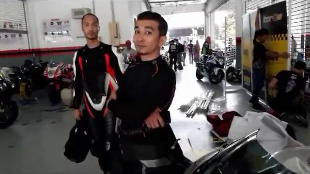 Aprilia SR Max 300 Sepang Trackday - (2 minutes with onelegKH EP1) смотреть онлайн
