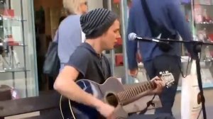 Парень поёт на улице!Офигенный голос!!!