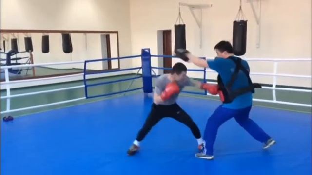 Жаслан Жантасов работа на лапах ( рукопашный бой) смотреть онлайн