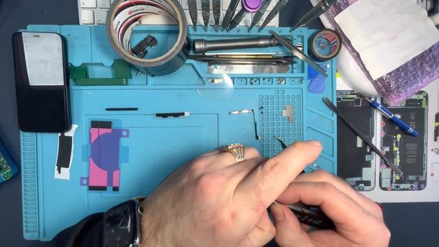 Apple IPhone 12 Mini cambio de batería/ Замена батареи на Айфон 12 Мини Без оповещения о замене смотреть онлайн