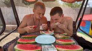 Шаурма с арбузом кто быстрее съест получит 2 000 рублей. Летняя сочная заруба на скорость