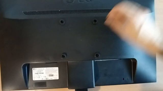 Соединяю кронштейн DEXP MM32-C01 с монитором смотреть онлайн