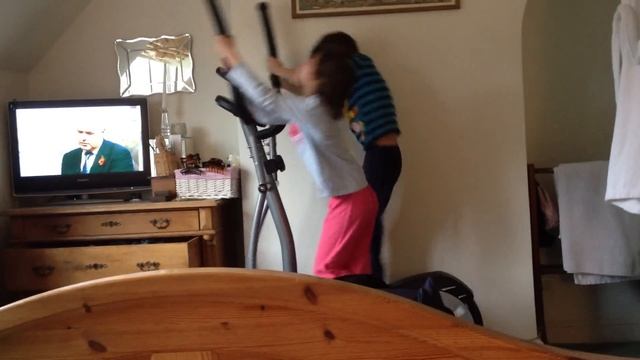 The Twins on a Cross trainer смотреть онлайн
