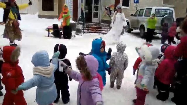 Праздник зимы в частном детском саду "Сказочная страна" и игры на улице смотреть онлайн