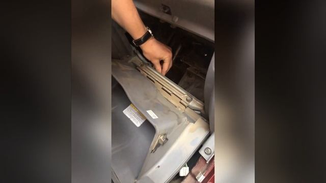 Замена салонного фильтра на Hyundai Accent (хендай акцент) легко и просто.