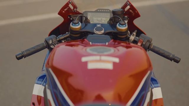 2021 Honda CBR1000RR-R Fireblade SP: Media First Rides смотреть онлайн