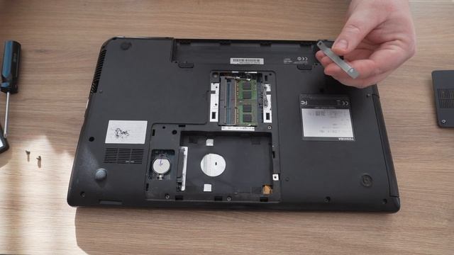 HDD swap to SSD in the Toshiba Satellite C55-A-19E laptop смотреть онлайн