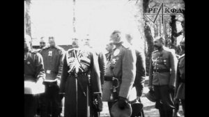 Николай II "христосуется" с солдатами и офицерами конвоя (1916 г)