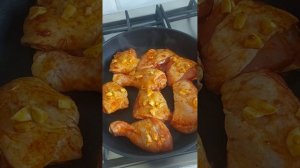 Куриные окорочка с чесноком на сковородке  рецепт от тещи суппер.
