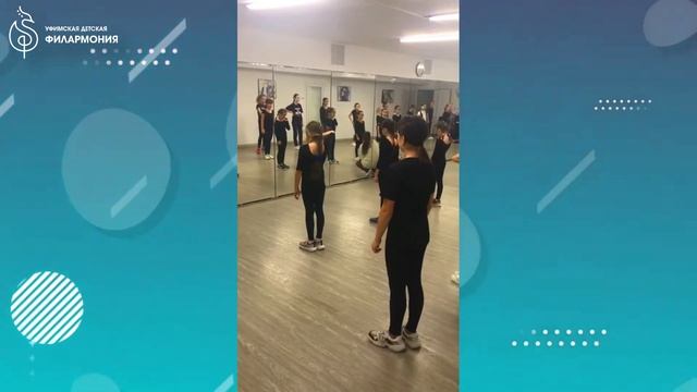 «Современное направление хип-хоп. Изучение базовых шагов, работа корпусом» смотреть онлайн