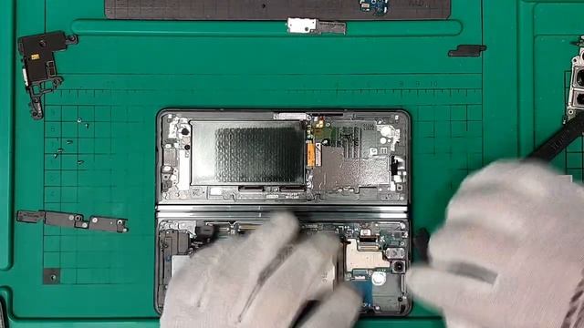 Замена складного дисплейного модуля Samsung Galaxy Z Fold3 смотреть онлайн