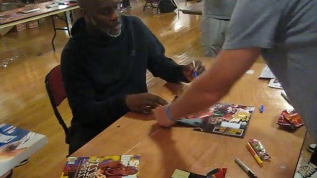 Gary Payton signs autographs for The SI KING 8-19-23 смотреть онлайн