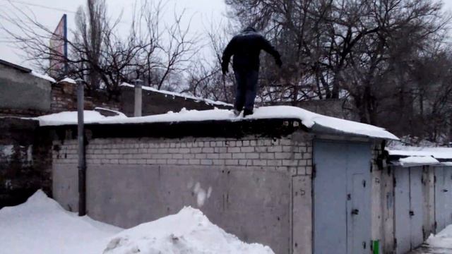 Сальто назад с уклонением от трех снежек