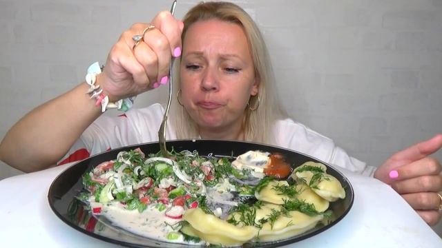 МУКБАНГ ВАРЕНИКИ С СЫРЫМ КАРТОФЕЛЕМ, ЛУКОМ И САЛОМ. САЛАТ ОВОЩНОЙ/Mukbang еда на камеру/не АСМР/