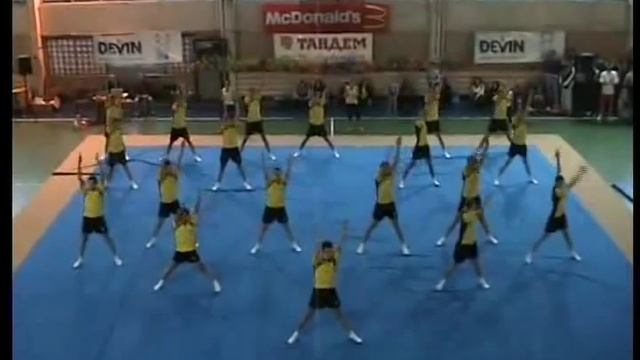 16-та група изригват по гимнастика.avi смотреть онлайн