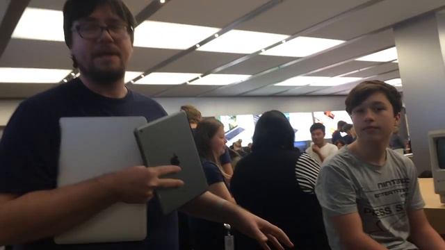 Taking a vintage Macintosh to the Apple Store!! смотреть онлайн