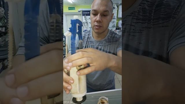 Протекает унитаза ремон своими руками/как устранить течь унитаза своими руками без затрат.Часть 2. смотреть онлайн