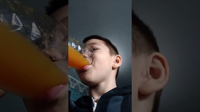 Пью немного апельсина+вкусно(видео с камерой и показал свойо лицо с трима подписок) смотреть онлайн