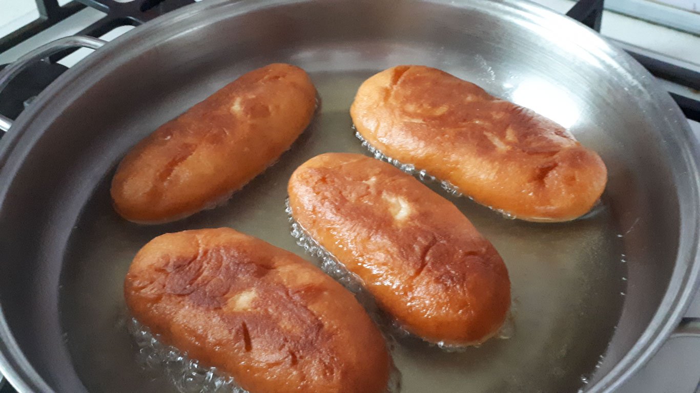 Жареные пирожки с картошкой. Рецепт пирожков. Дрожжевые пирожки. на сковороде. Постные рецепты. смотреть онлайн