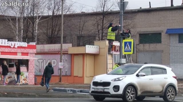 Новые светофоры появились на улице Энгельса в Верхней Салде смотреть онлайн