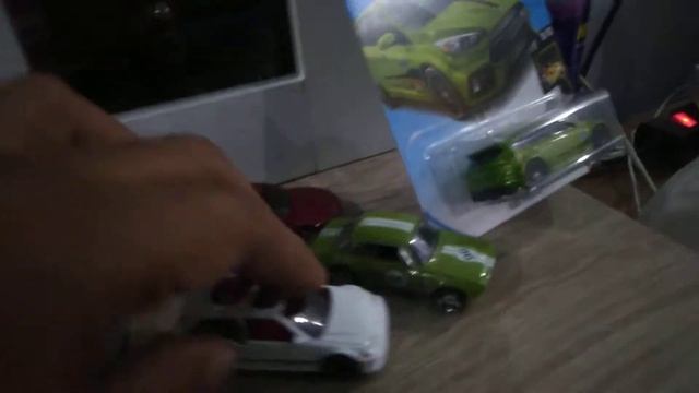 Dobrak / unboxing Hotwheels VW Caddy dan Ford Focus RS смотреть онлайн