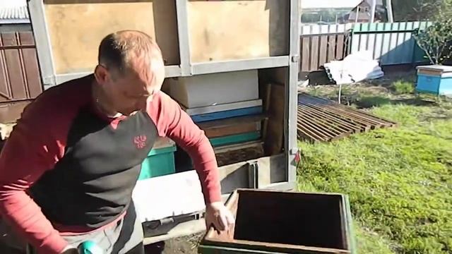 ГОТОВИМ УЛЕЙ ДЛЯ ПЕРЕСАДКИ В НЕГО ПЧЕЛОПАКЕТА смотреть онлайн