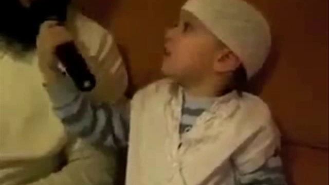 Учит отца произнести Шахаду :)