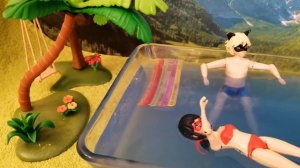 Семья Леди Баг и Супер-Кота. Мама Леди Баг купает детей в бассейне