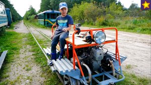 Железная дорога Катаемся на мотодрезине по узкоколейке Trains for kids