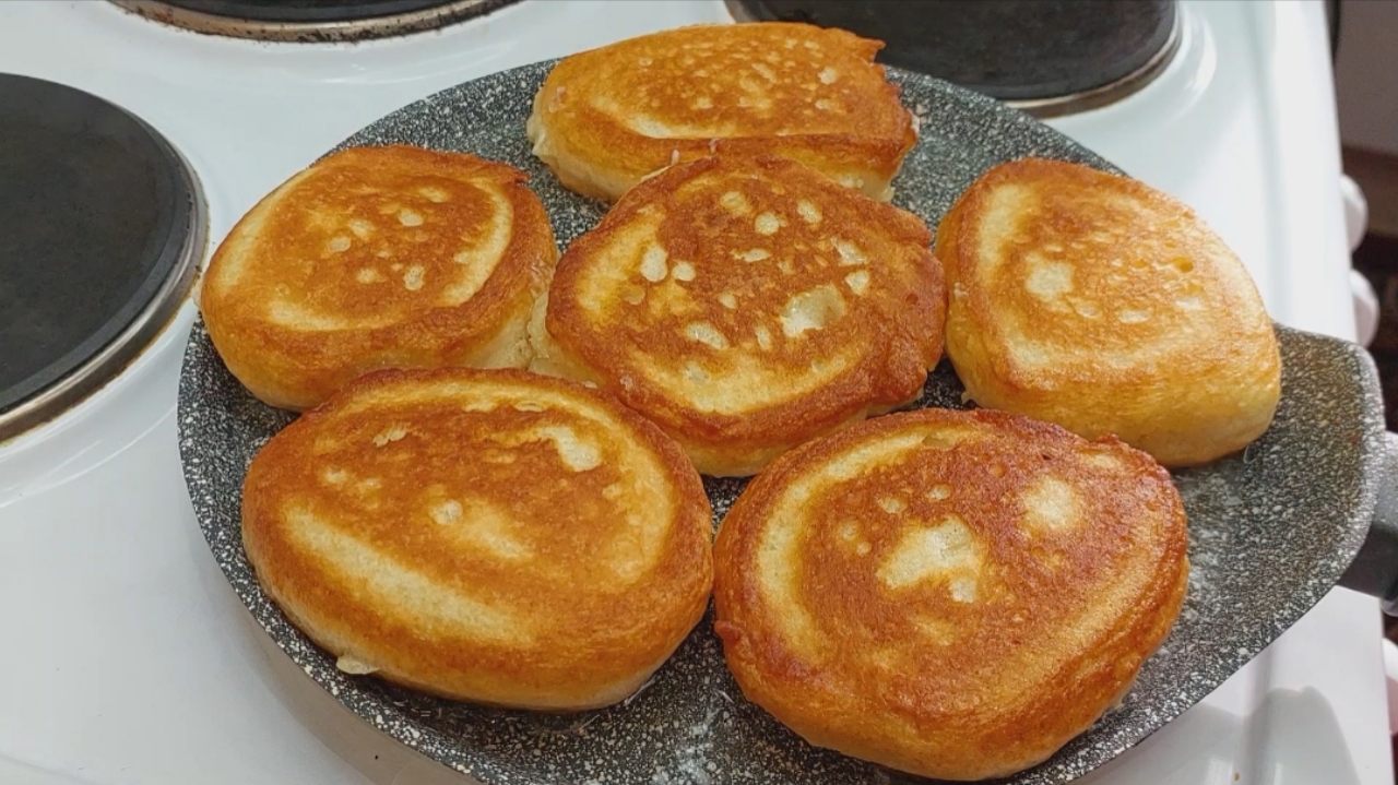 Пышные оладьи без яиц и мой маленький секрет, который делает оладьи неоседающими после остывания рец смотреть онлайн