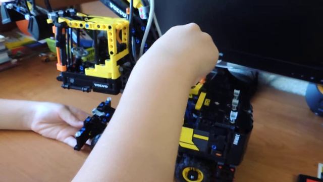 Lego Technic 42053 Экскаватор Volvo EW 160E смотреть онлайн