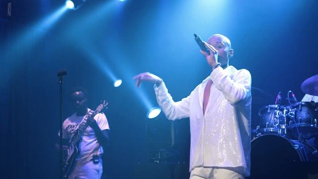 Xavier Flowers: Front Row Live смотреть онлайн