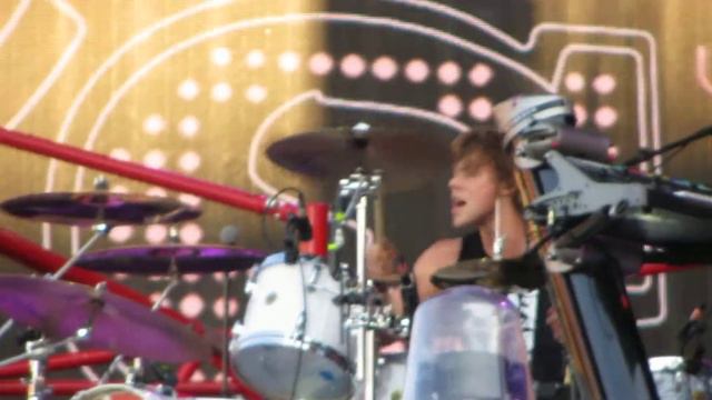 5SOS singing Disconnected (WWAT Barcelona) смотреть онлайн