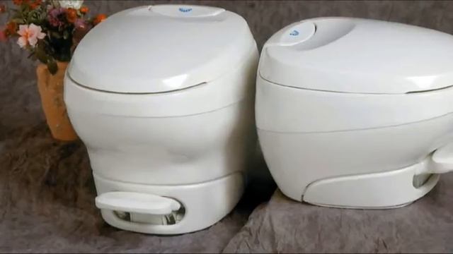 Thetford Bravura Fixed Caravan Motorhome Toilet Overview смотреть онлайн