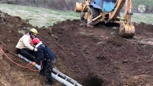 Корова провалилась в яму глубиной 6 метров! Ее пытался спасти отважный парень, но возникла проблема смотреть онлайн