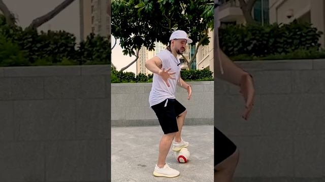 LEARN TO DRIBBLE A DEFENDER EASY : Turn 360 by Sean Garnier смотреть онлайн
