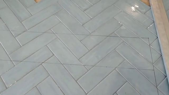 как правильно укладывается плитка ёлочкой!!!! смотреть онлайн