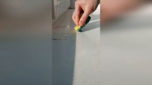 Легко чистим подоконник от ржавчины и грязи